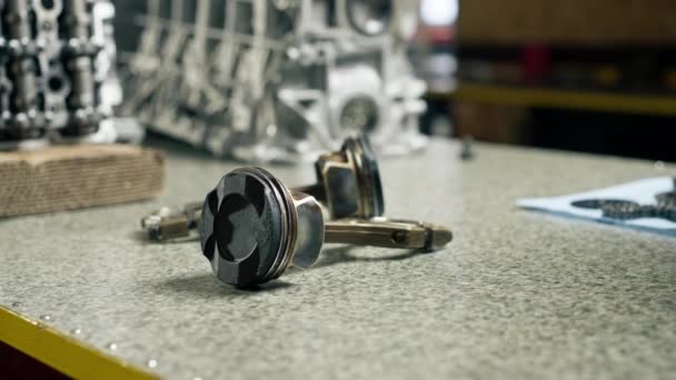 Kolben Und Pleuel Auf Dem Tisch Schließen Zerlegten Motor Reparatur — Stockvideo