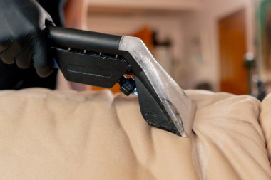 Daire temizleyicisinin profesyonel temizliğini deterjan tekstil kanepesiyle süpür.