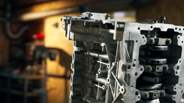 Närbild Demonterat Motorblock Ligger Bordet Mekanikern Öppnade Låsventilen Mekanism Motor — Stockvideo