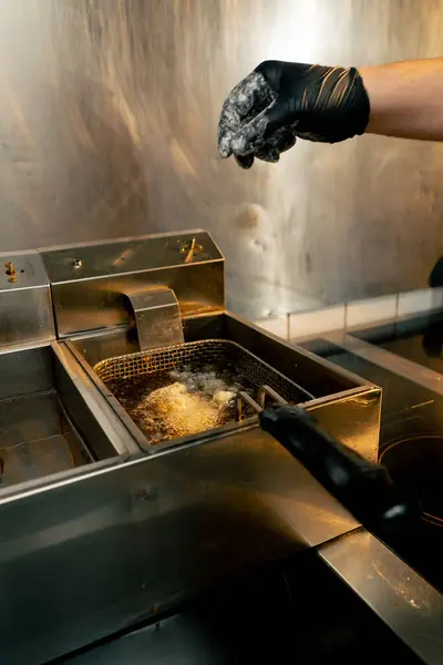 Aşçının Una Tavuk Kanadı Attığı Çift Kızartmalı Profesyonel Mutfak — Stok fotoğraf