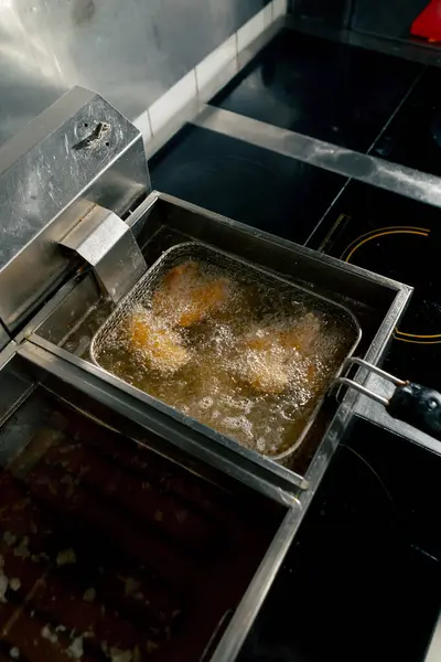 Profesyonel Bir Mutfakta Yakın Plan Çekimde Tavuk Kanatlarını Fritözde Kızartıyorum — Stok fotoğraf