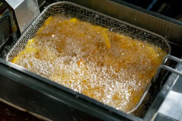 Profesyonel Bir Mutfakta Yakın Plan Çekimde Kızartma Kızartmasını Fritözde Yağda — Stok fotoğraf