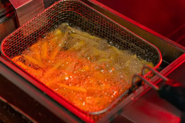 Profesyonel Bir Mutfakta Yakın Plan Yağda Patates Kızartması Kızartıyorlar Fritözde — Stok fotoğraf