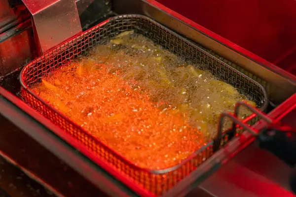 Profesyonel Bir Mutfakta Yakın Plan Yağda Patates Kızartması Kızartıyorlar Fritözde — Stok fotoğraf