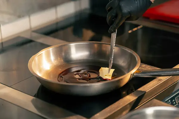Profesyonel Mutfakta Yakın Plan Çekimde Şef Kızartma Tavasında Yağ Dağıtmak — Stok fotoğraf