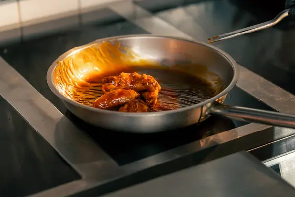 Profesyonel Bir Mutfakta Sosla Kızartılan Tavuk Kanatlarının Yakın Çekimi — Stok fotoğraf