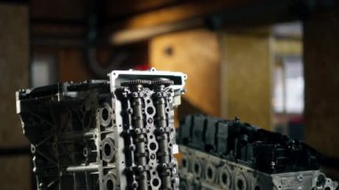 Parçalanmış motor bloğu masanın üzerinde. Tamirci kilit mekanizmasını açtı. Motor sermaye onarımı.