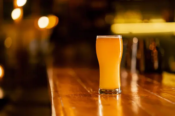 Aus Nächster Nähe Der Bar Steht Ein Glas Bier Auf — Stockfoto