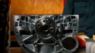 Yedek parçaların değiştirildiği bir araba parçasının motor kısmına yakın çekim yapılan bir benzin istasyonunda.