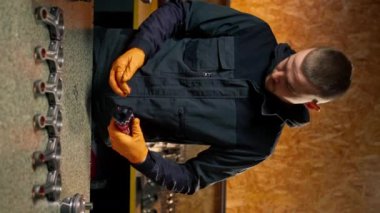 bir servis istasyonunda genç bir motor tamircisi yeni bir piston parçası monte eder