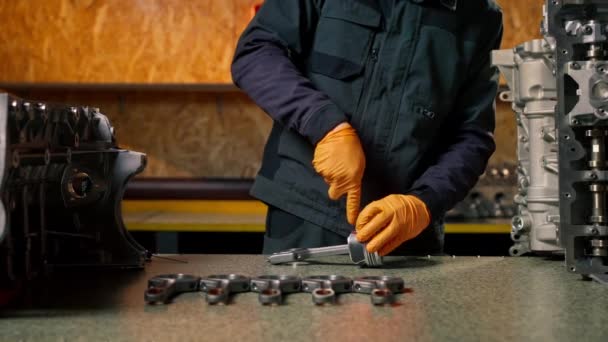 Close Stație Service Masă Tânăr Reparator Motoare Asamblează Nouă Piesă — Videoclip de stoc