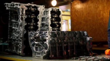 Otomatik mekanik süspansiyonun yedek parçalarının masaüstündeki pistonların krank mili seti