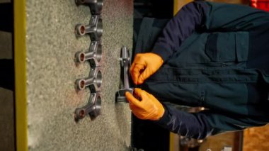bir servis istasyonunda genç bir motor tamircisi yeni bir piston parçası monte eder