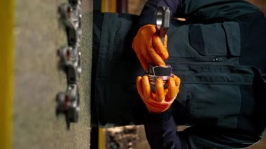 bir servis istasyonunda genç bir motor tamircisi yeni bir piston parçası monte eder