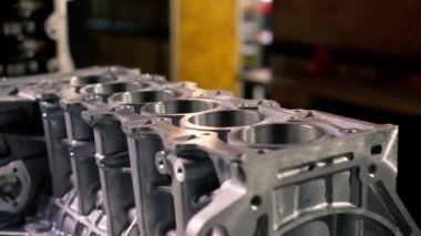 Servis istasyonunda piston monte eden demir gümüşü bir motora yakın çekim