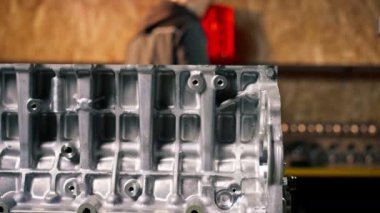 Servis istasyonunda piston monte eden demir gümüşü bir motora yakın çekim