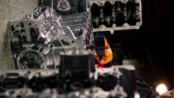 Vídeo Vertical Uma Estação Serviço Mesa Jovem Reparador Motores Coloca — Vídeo de Stock