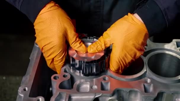 Close Service Station Table Young Engine Repairman Puts Piston Part — Stock Video
