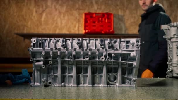 Stație Service Masă Tânăr Reparator Motorului Răstoarnă Manual Arborele Cotit — Videoclip de stoc