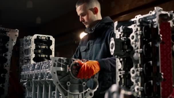 Uma Estação Serviço Mesa Jovem Reparador Motores Faz Virabrequim Manualmente — Vídeo de Stock