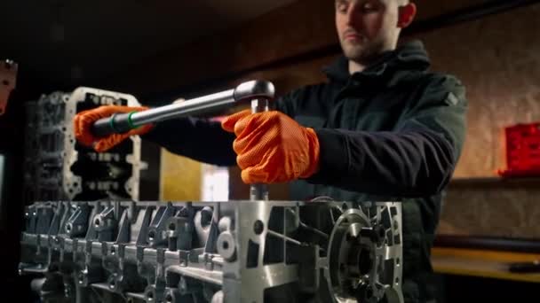 在主装置手握的一个加油站 用发动机上的螺栓拧紧螺栓工作 — 图库视频影像