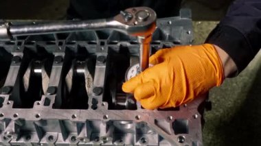 Ustanın elindeki bir benzin istasyonunda cıvataları cıvatalarla sıkan bir cihaz var.