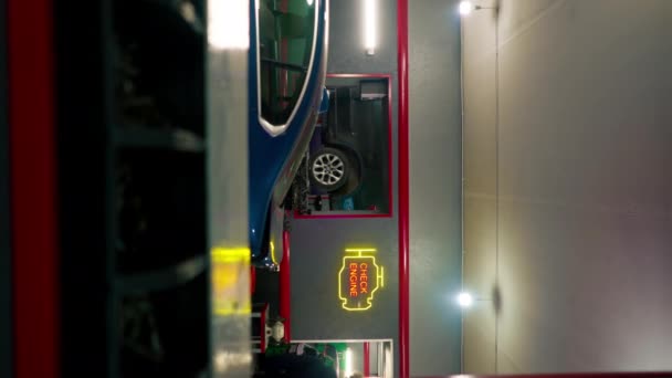 Vídeo Vertical Estação Serviço Nos Bastidores Plano Carro Serviço Neon — Vídeo de Stock