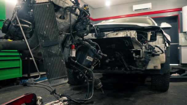 在车祸发生后 发动机在靠近汽车的服务站处于悬空状态 — 图库视频影像