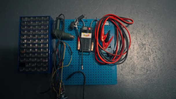 Közelkép Egy Töltőállomáson Szürke Falon Van Egy Kék Panel Szerszámokkal — Stock videók