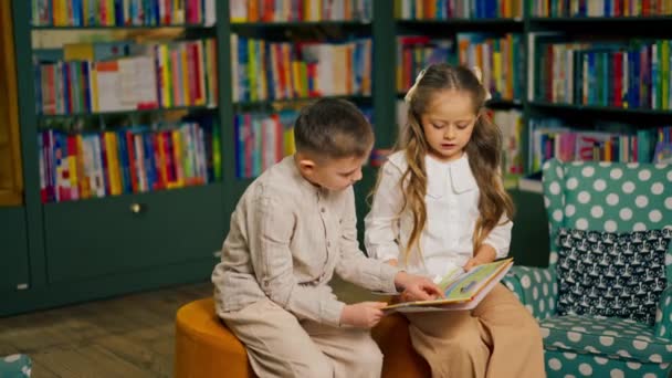 Bookstore Children Area Handsome Little Boy Light Clothes Girl Reads — Vídeo de stock