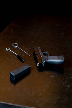 Profesyonel bir atış poligonunda, siyah masa silahçısı profesyonel ekipman tanıtım brifinginde.