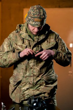 Profesyonel atış alanında profesyonel boksör parçaları silah tanıtım brifingini temizler.