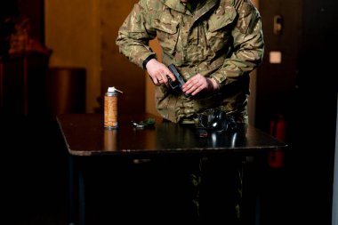 Profesyonel atış alanında profesyonel boksör parçaları silah tanıtım brifingini temizler.