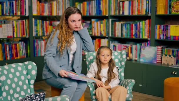 Boghandel Børneområdet Smuk Pige Dreng Ønsker Ikke Deres Mor Til – Stock-video