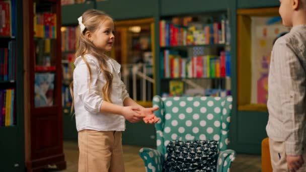 Çocuklarla Dolu Bir Kitapçıda Güzel Bir Kız Bir Oğlan Bir — Stok video