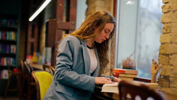 Knihkupectví Okna Sedí Krásná Studentka Čte Knihy Připravuje Zkoušky — Stock video
