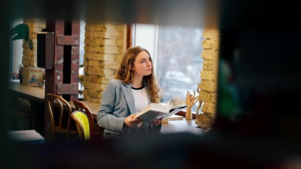 Zavřít Knihkupectví Blízkosti Okna Krásná Studentka Sedí Čtení Knih Připravuje — Stock video