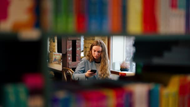 Zavřít Knihkupectví Blízkosti Okna Krásná Studentka Sedí Čtení Knih Připravuje — Stock video