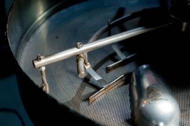 Boş bir demir kahve varilinin yakın plan çekimi kahve kızartma fabrikasında duruyor.