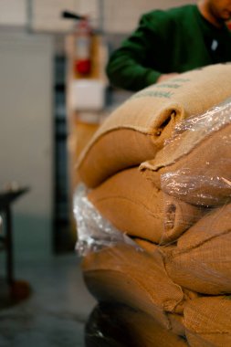 Kahve kızartma fabrikasında poşetlerin ve kahvenin yapışkan filmlerini kesmek için bıçak kullanılıyor.