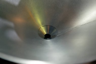 Kahve kızartma fabrikasında. Kavrulan kahveleri taşımak için yuvarlak bir demir kanalı.