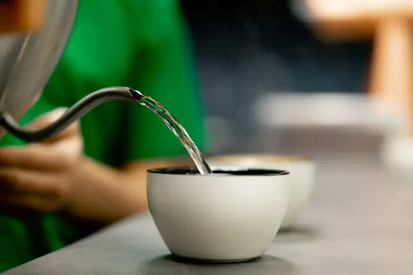 Bir Kahve Kızartma Fabrikasında Yakın Plan Bir Testçi Mutfakta Durur — Stok fotoğraf