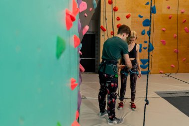 Bağlama işlemi sırasında tırmanma duvarı her şeyi doğru bir şekilde güvenceye almasına yardımcı olur.