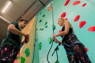Bağlama işlemi sırasında tırmanma duvarı her şeyi doğru bir şekilde güvenceye almasına yardımcı olur.