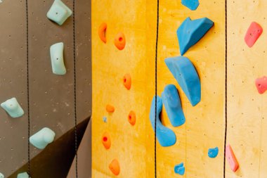 Farklı duvar renklerini eğitmek ve eğitmek için profesyonel bir tırmanışçıyı kapatın.