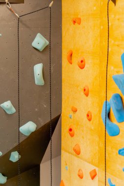 Farklı duvar renklerini eğitmek ve eğitmek için profesyonel bir tırmanışçıyı kapatın.