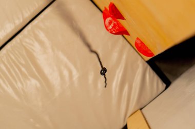 Üst çekim, farklı duvar renklerini eğitmek ve eğitmek için profesyonel ve güzel bir tırmanışçıyı kapatır.