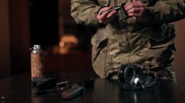 Profesyonel atış poligonuna yakın mesafede profesyonel boksör parçaları temizleme tabancası tanıtım brifingi