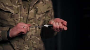 Profesyonel atış poligonuna yakın mesafede profesyonel boksör parçaları temizleme tabancası tanıtım brifingi