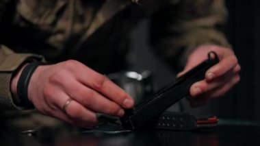 Profesyonel atış poligonuna yakın mesafede profesyonel boksör parçaları temizleme tabancası tanıtım brifingi